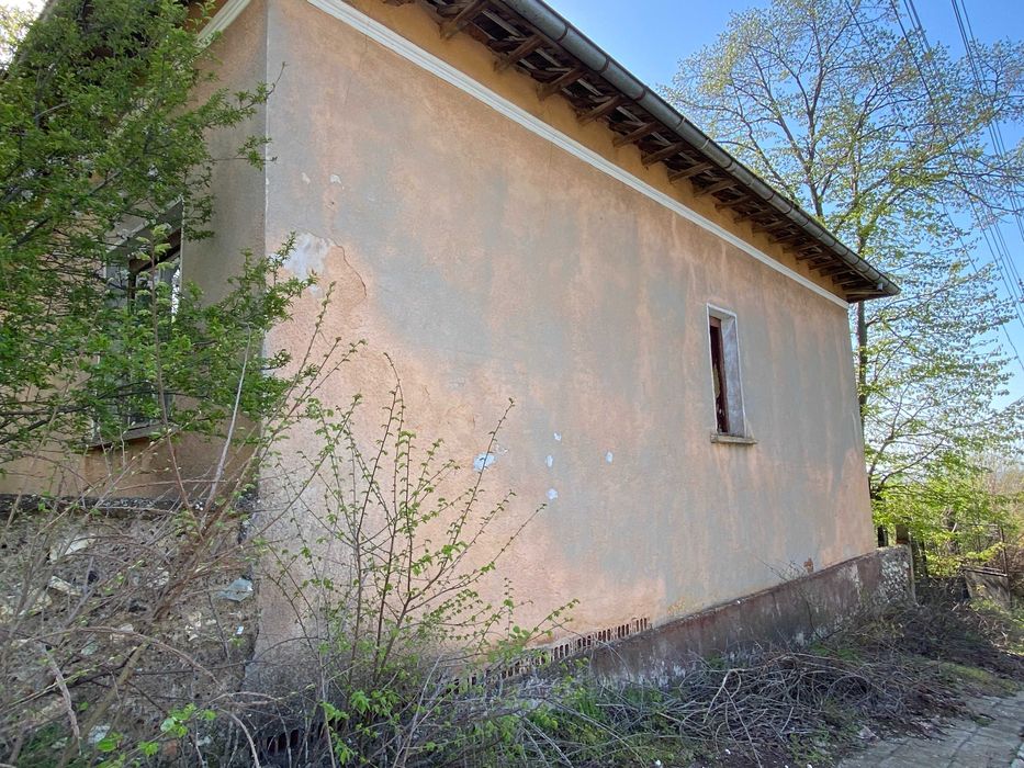 Къща с двор в село Сомовит