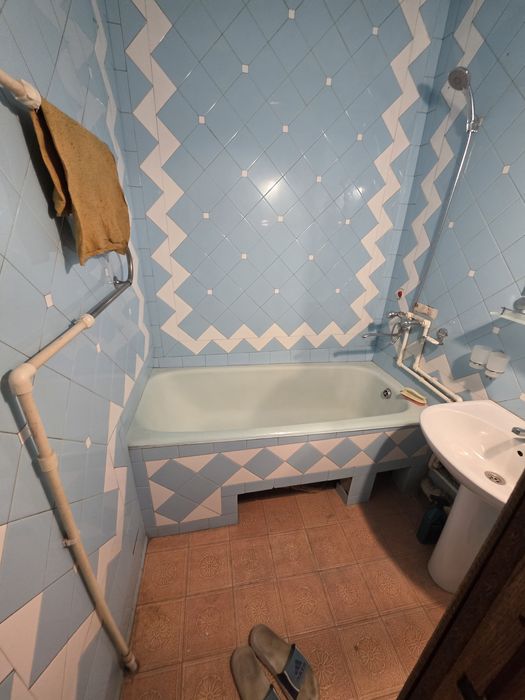 Сдаётся 3 комн квартиру ул бобур пустая