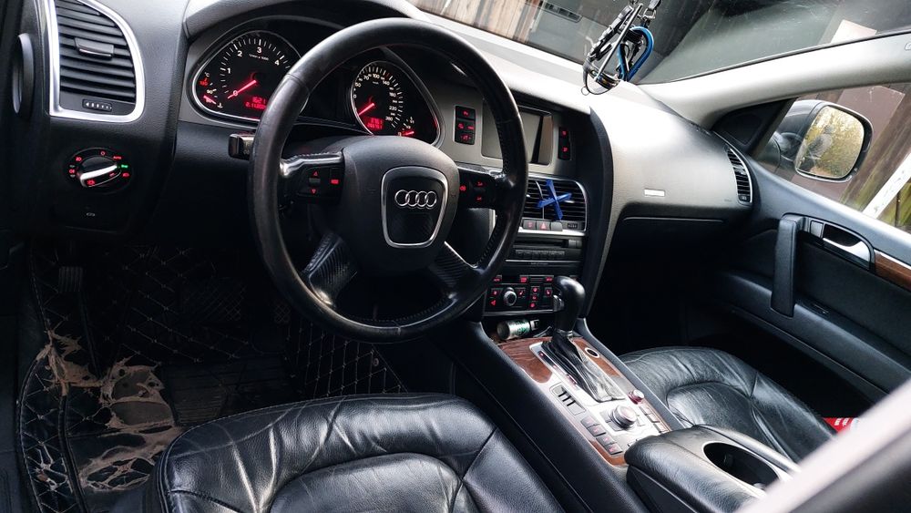 Audi Q7 2006 3.0 -239