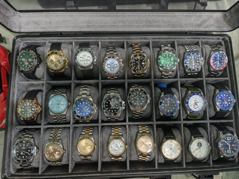 Часы обсолютно новые в комплекте с чемоданом вообщем 48  шт