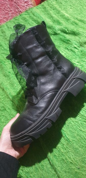 Продавам кожени ботуши