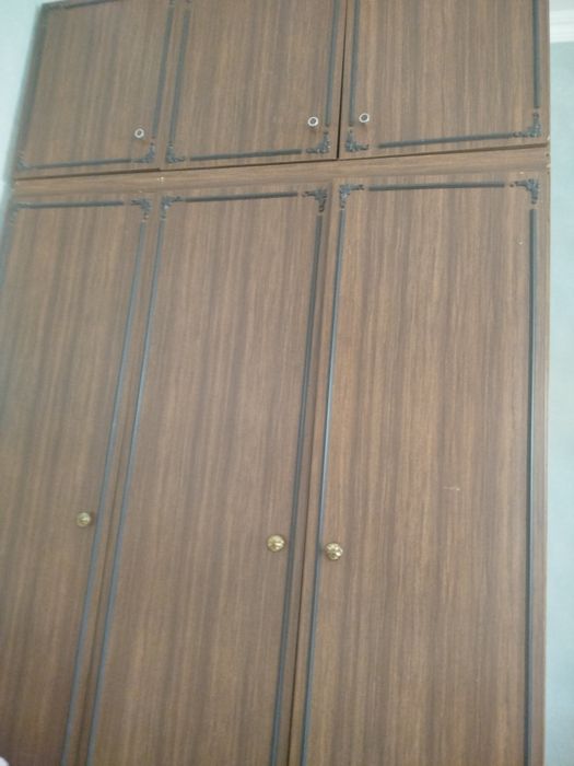 Шкаф платянной и два кресла