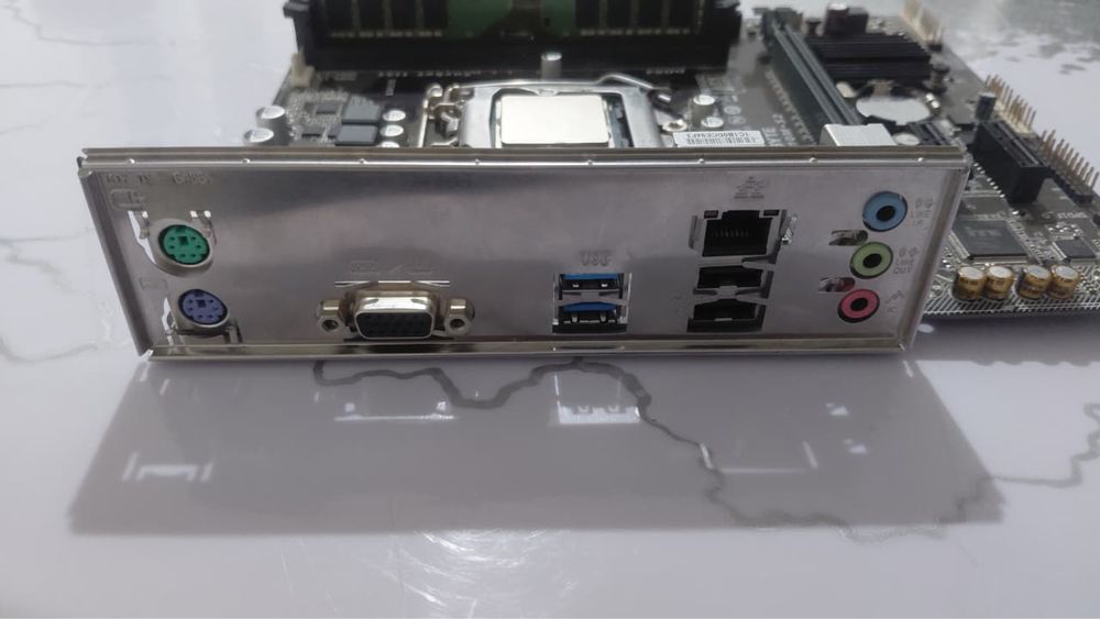 Продам комплект  I3/H110/4gb/hd graphics