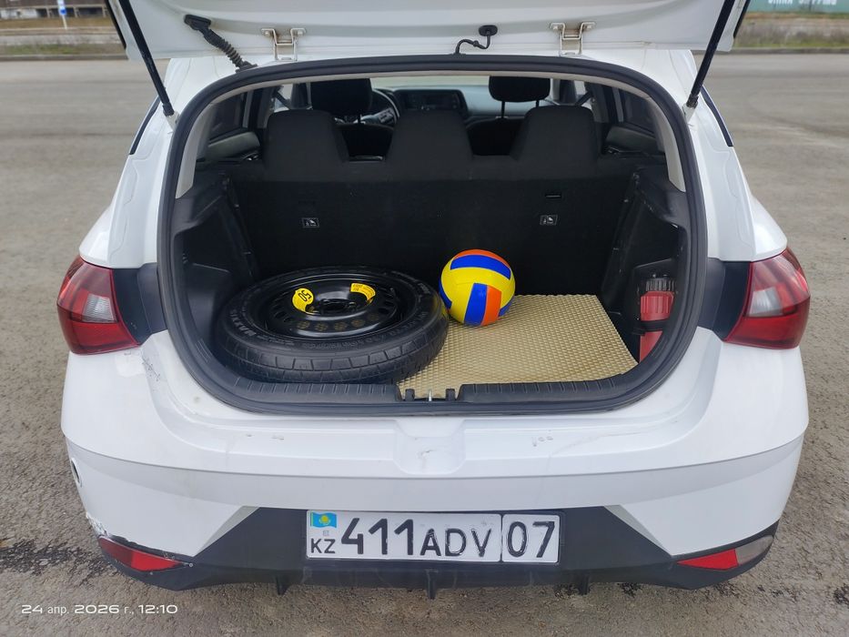 Машина hyundai i20 2023