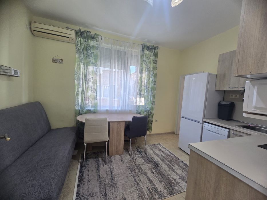 Дава се под наем Тристаен апартамент в Бургас, Център - 70 кв.м за 510 € - Снимка #2