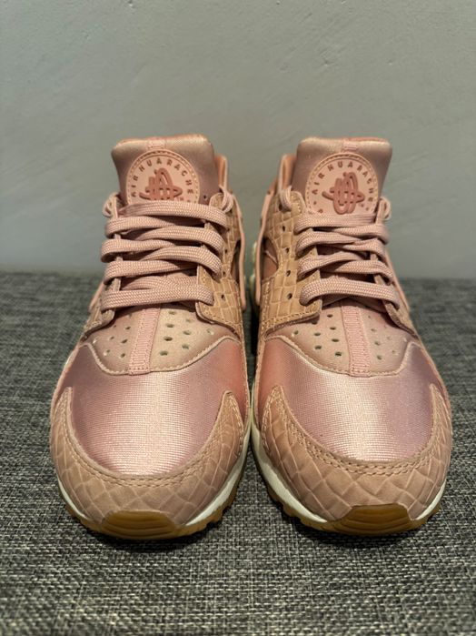 NIKE Wmns Air Huarache Run Premium.