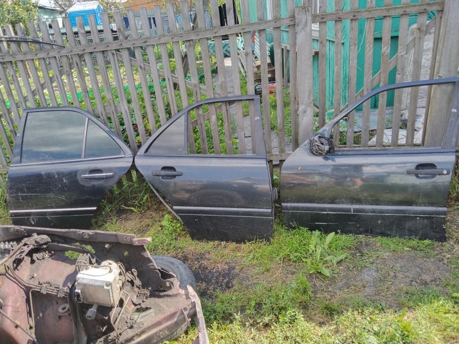 продам двери ,заднии переднии мерс с180.202