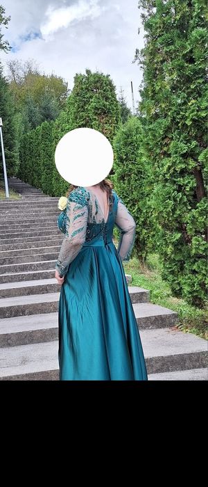 Vând rochie elegantă verde, cu corset și trenă, mărimea 46