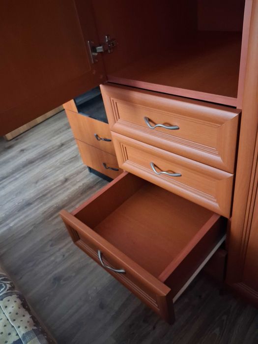 Гардероб, холна секция, маса