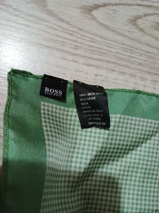 Batistă Hugo Boss pentru costum.