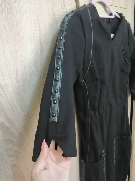 Рокля и сако запазени.