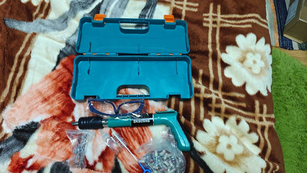 pistol cuie nituri