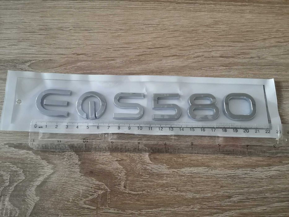 сребрист надпис Mercedes Benz EQS 580