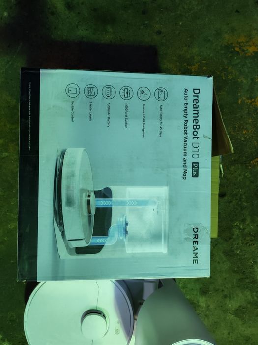 Robot aspirator cu stație de spalare