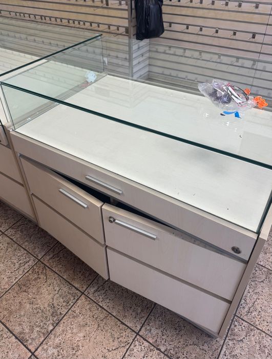 Щанд маси със стъклена витрина