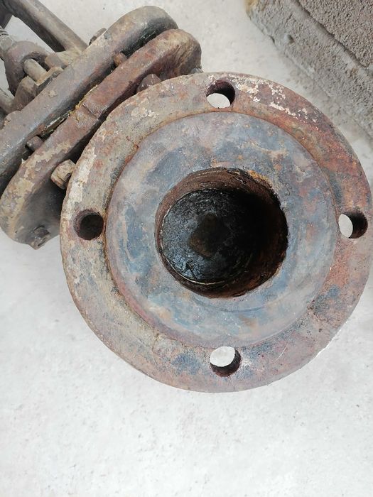 Продам задвижку чугунную ду80