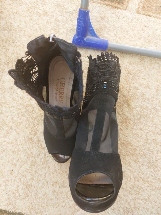 Продам босоножки