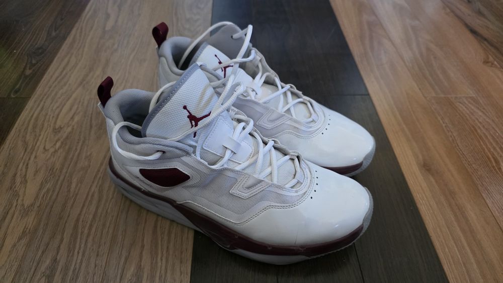 Jordan Stay Loyal 3 aproape noi