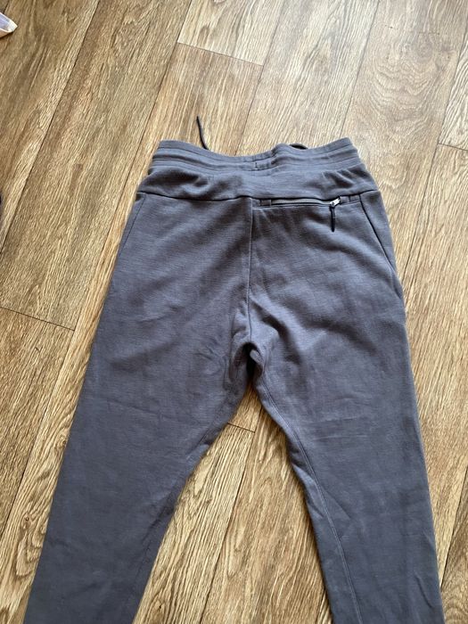 Тъмно сив анцунг Nike