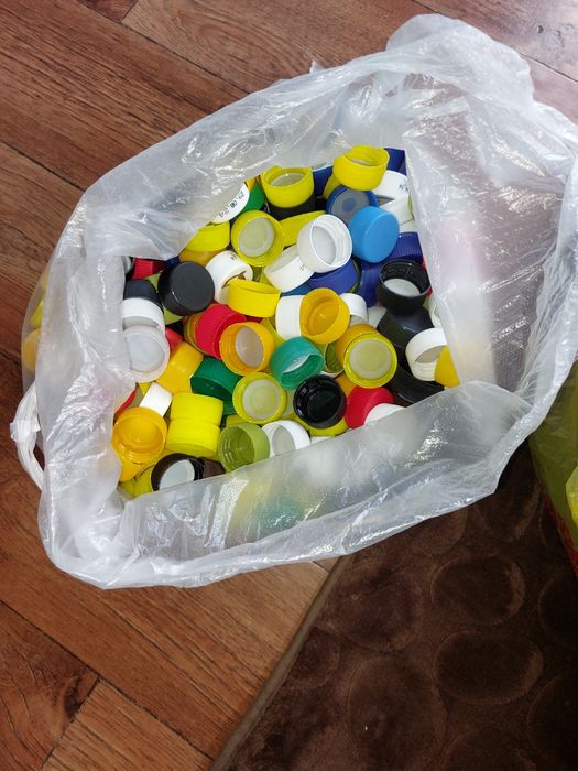 Продам пробки пластиковые.