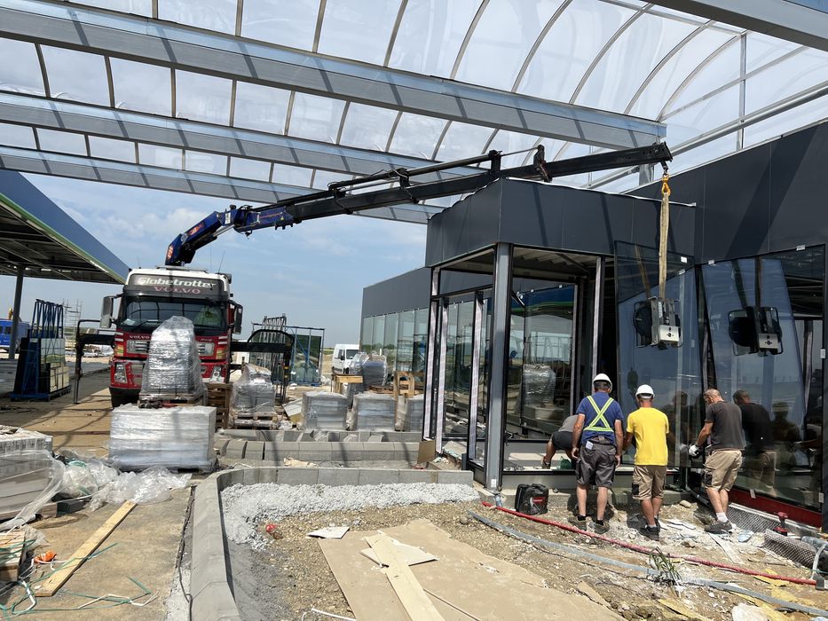 Camion cu macara de închiriat