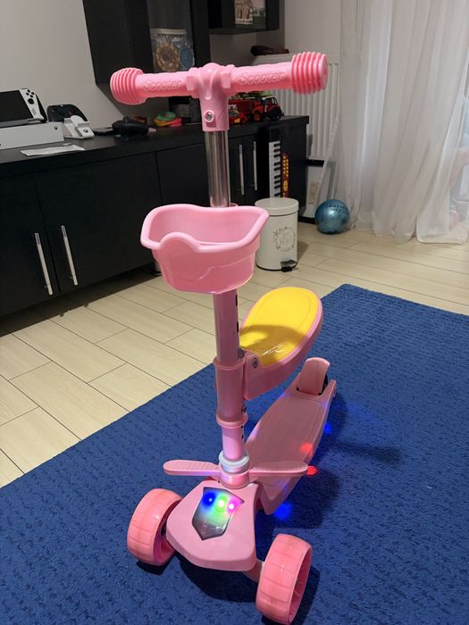 Trotineta de copii cu muzica si lumini