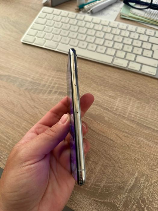 Продавам iPhone Xs 64GB - кутия , кабел , слушалки