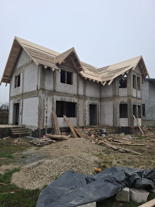 Constructii case la roșu.