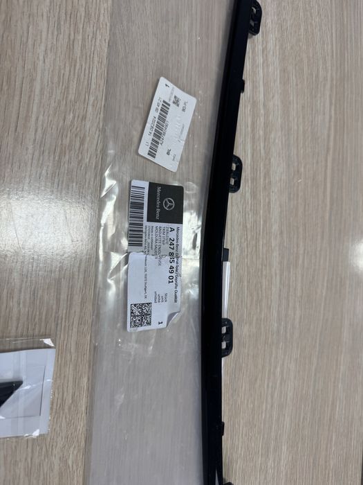 Лайстна предна броня червн гланц оргинална