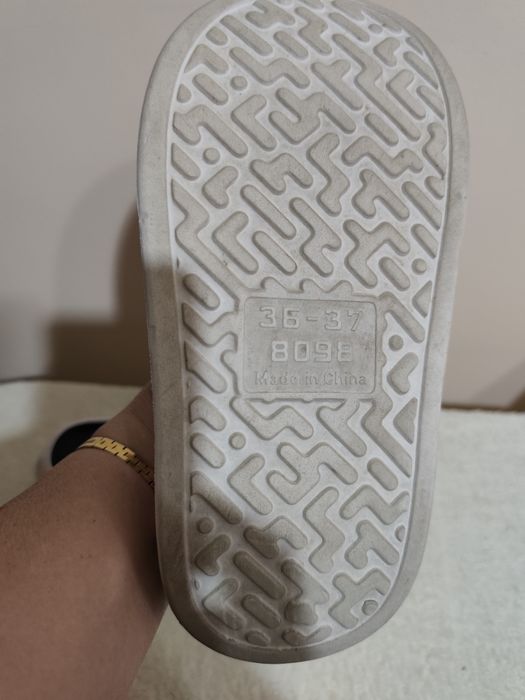 Шлепки гелевые,36-37размер,40000сум..