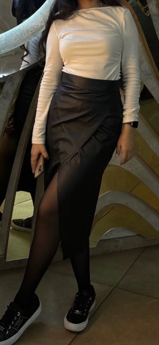 Кожаная черная юбка