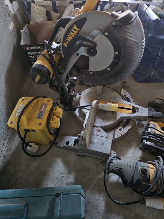 Scule electrice profesionale DeWalt si Makita ,fierastrau circular 305