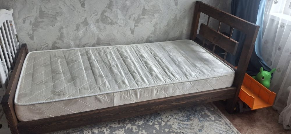 Продам кровать с матрасом