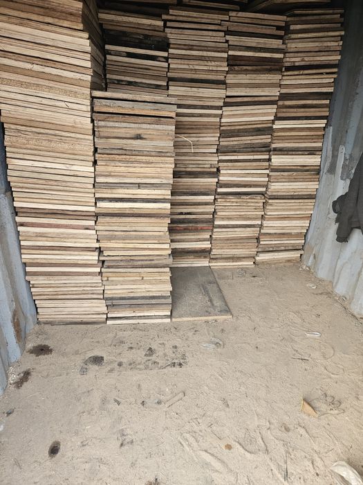 Шлакаблок паддонлари  контенер полидан .85×45    размерда 35000 сум.