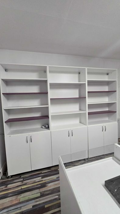 Vând Mobilier comercial realizat la comandă