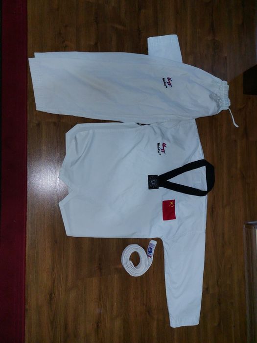 Продам кимоно для занятие таэквондо