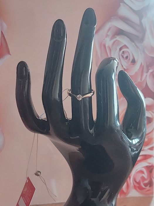 Золотое кольцо с бриллиантом