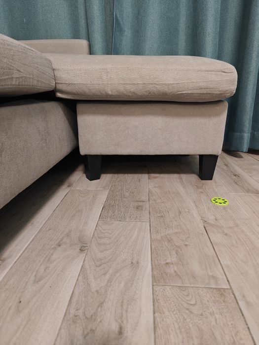 Триместен диван с табуретка лежанка и меки възглавнички