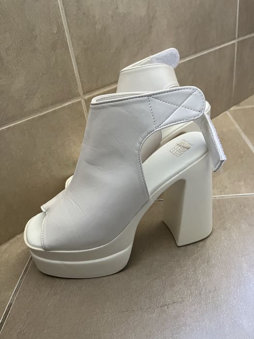 Бели високи обувки с лепенка