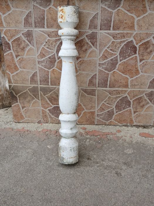 Vând stâlpi de beton albi.