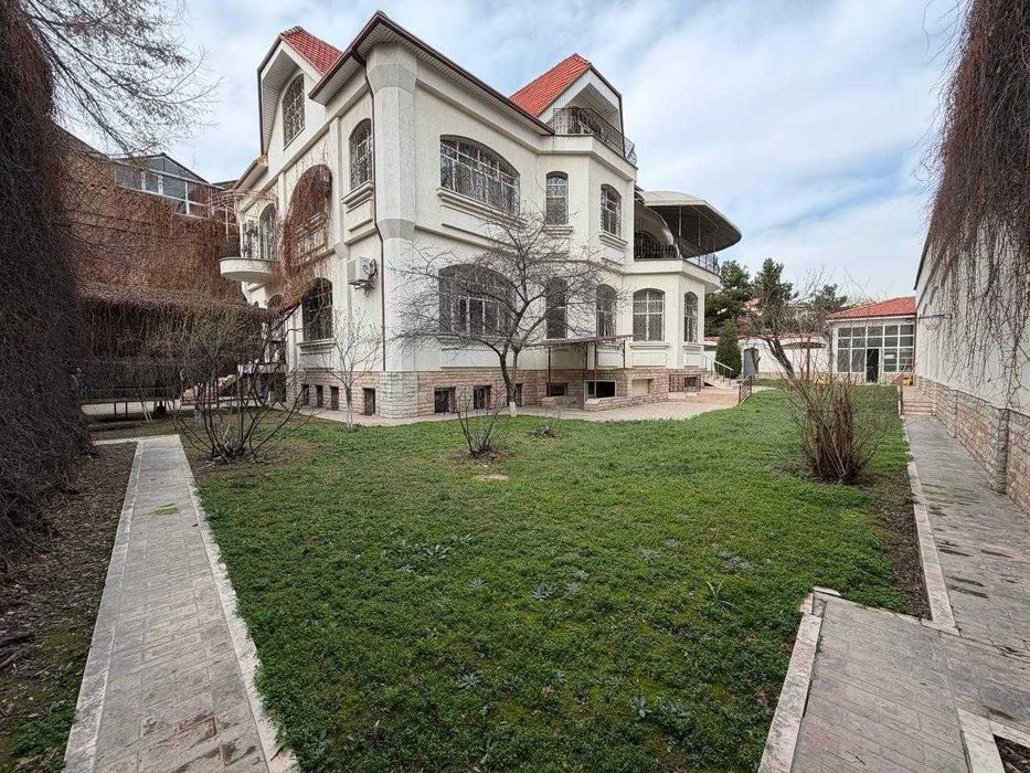 Продается просторный дом с бассейном, ориентир МВД Р.Уз.