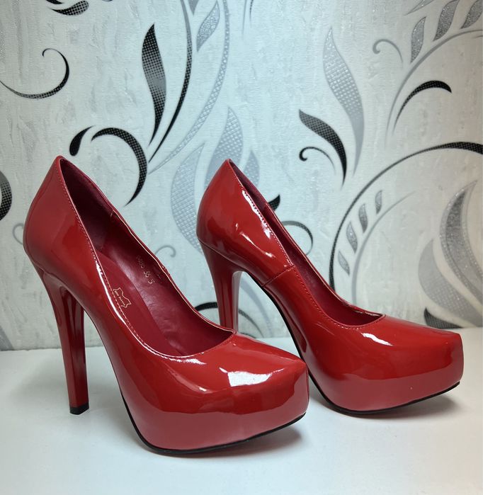 Туфли на платформе красные