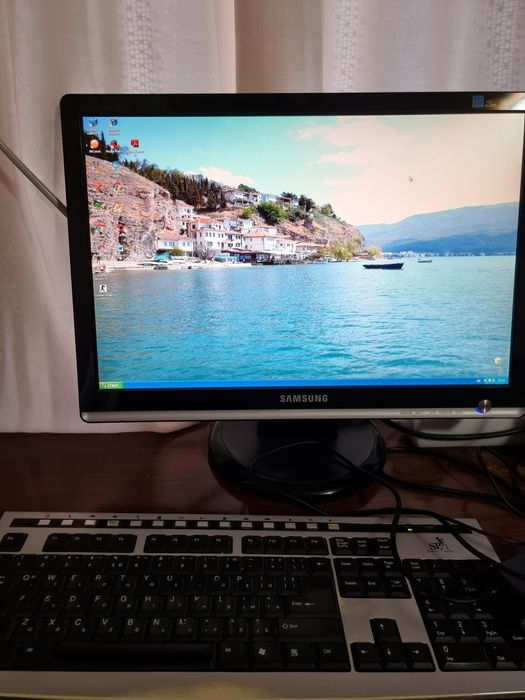 Компютър с монитор