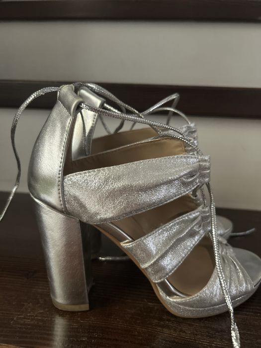 Босоножки серебро