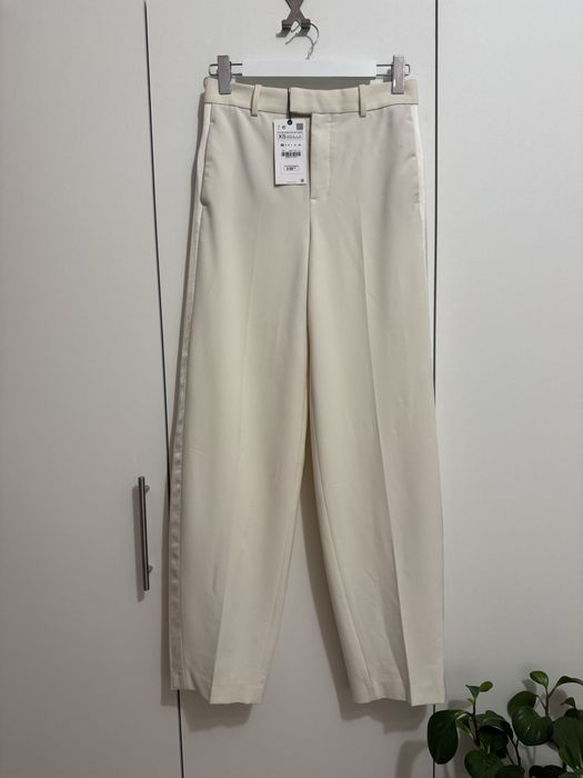 Pantaloni loose fit eleganți butter cream din stofă cu vipușca Zara XS
