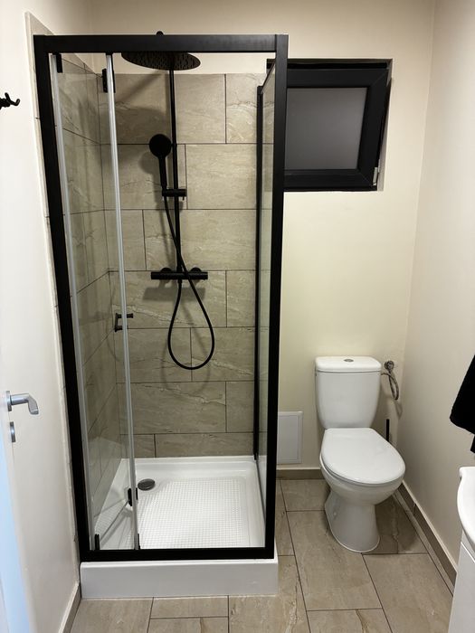 Inchiriez apartament casa curte 2 dormitoare, 1 living, loc de parcare