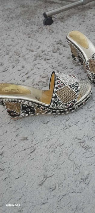 Oyoqda juda chiroyli turadi