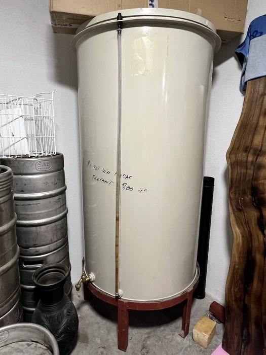 Butoi de vin cu capac florant