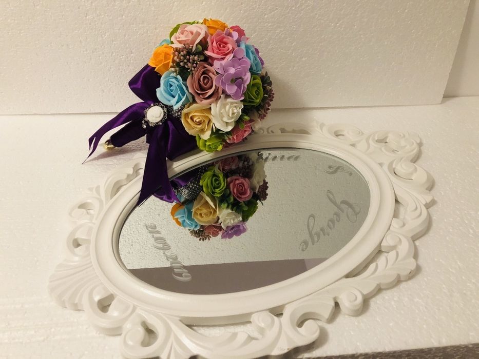 Oglinda ovala cu rama alba personalizata