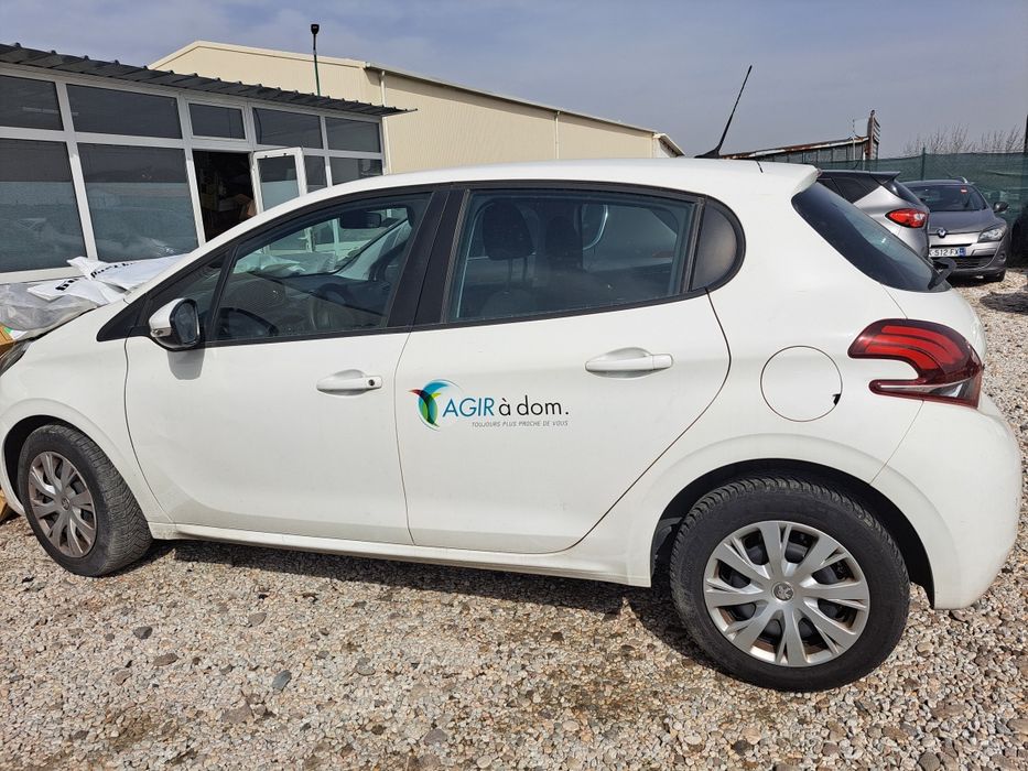 Пежо 208   1.6 HDI  2016г